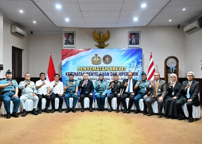 Kepala PT Jasa Raharja (Persero) kantor Wilayah Utama DKI Jakarta Terima Brevet Kehormatan Kesehatan Penyelaman dan Hiperbarik dalam Rangka Hari Kesehatan Angkatan Laut