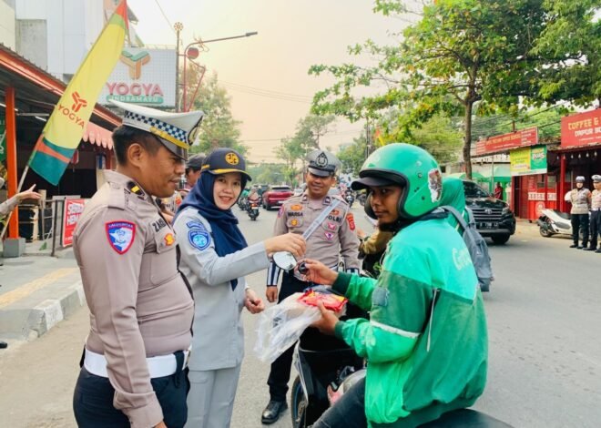 Jasa Raharja Indramayu Bersama Unit Lantas Polres Indramayu Gelar Aksi Simpatik, Sampaikan Pesan Keselamatan kepada Pengguna Jalan