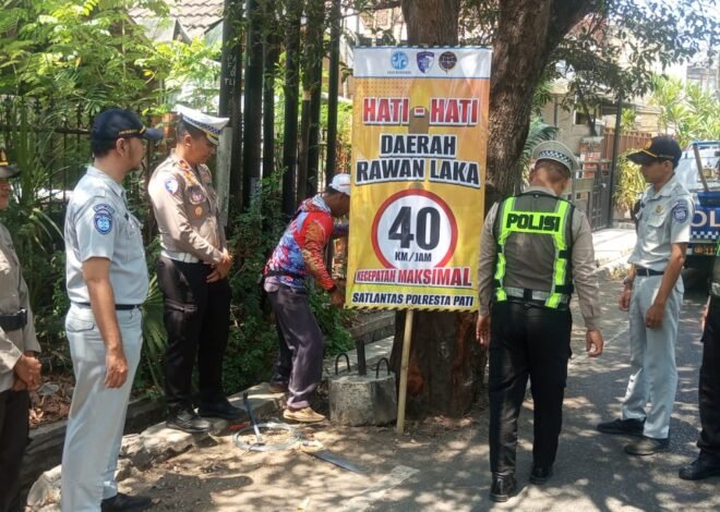 Jasa Raharja Pati dan Satlantas Polresta Pati Pasang Papan Imbauan Keselamatan Lalu Lintas