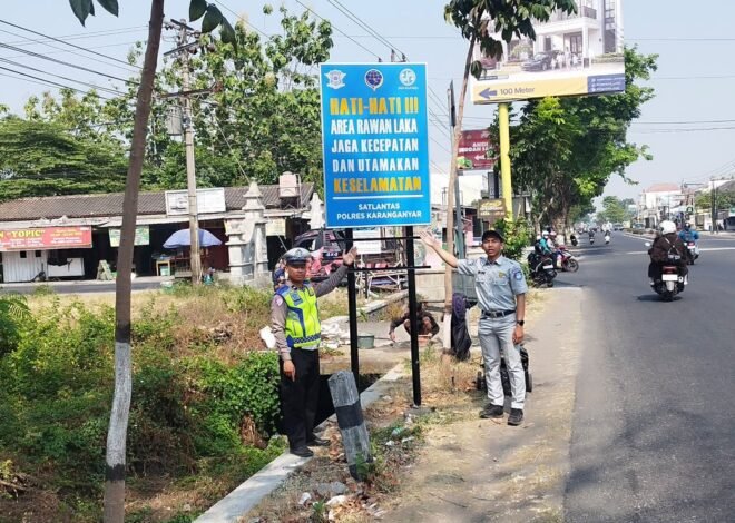 PT Jasa Raharja Cabang Sukoharjo Bersama Satlantas Polres Karanganyar Pasang Papan Himbauan Keselamatan Di Jalan Solo–Tawangmangu
