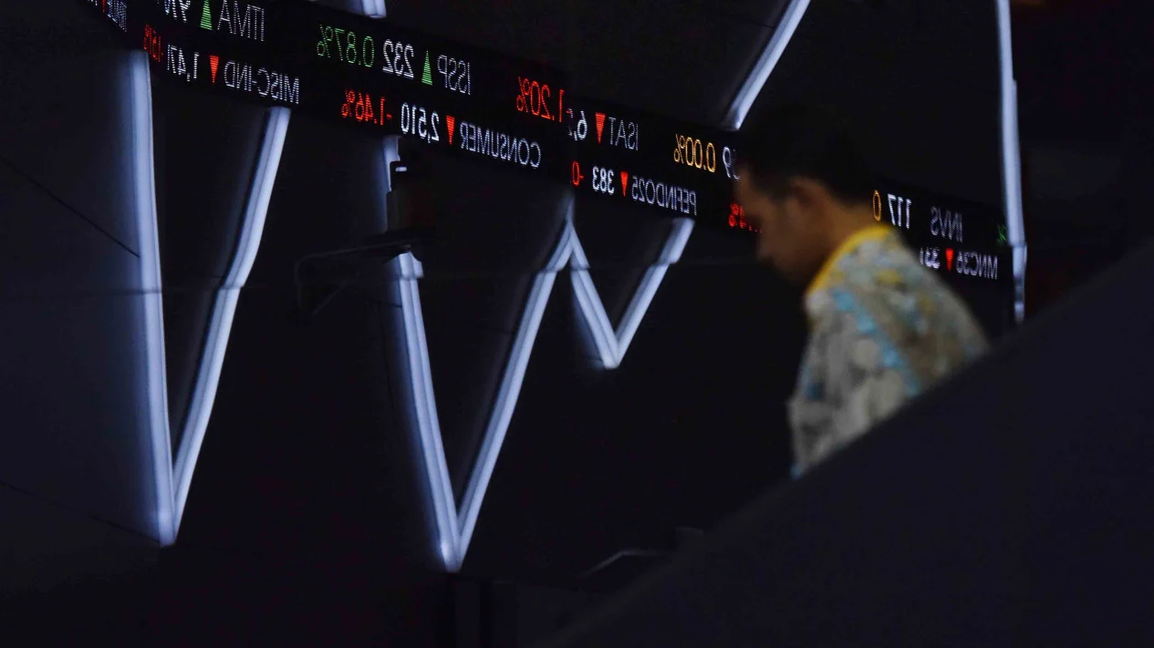 IHSG Masuk Zona Merah, Harga Minyak dan Rupiah Jadi Sorotan Investor