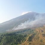 Karhutla Gunung Ciremai Masih Berlangsung, Petugas dan Warga Berupaya Cegah Api Meluas