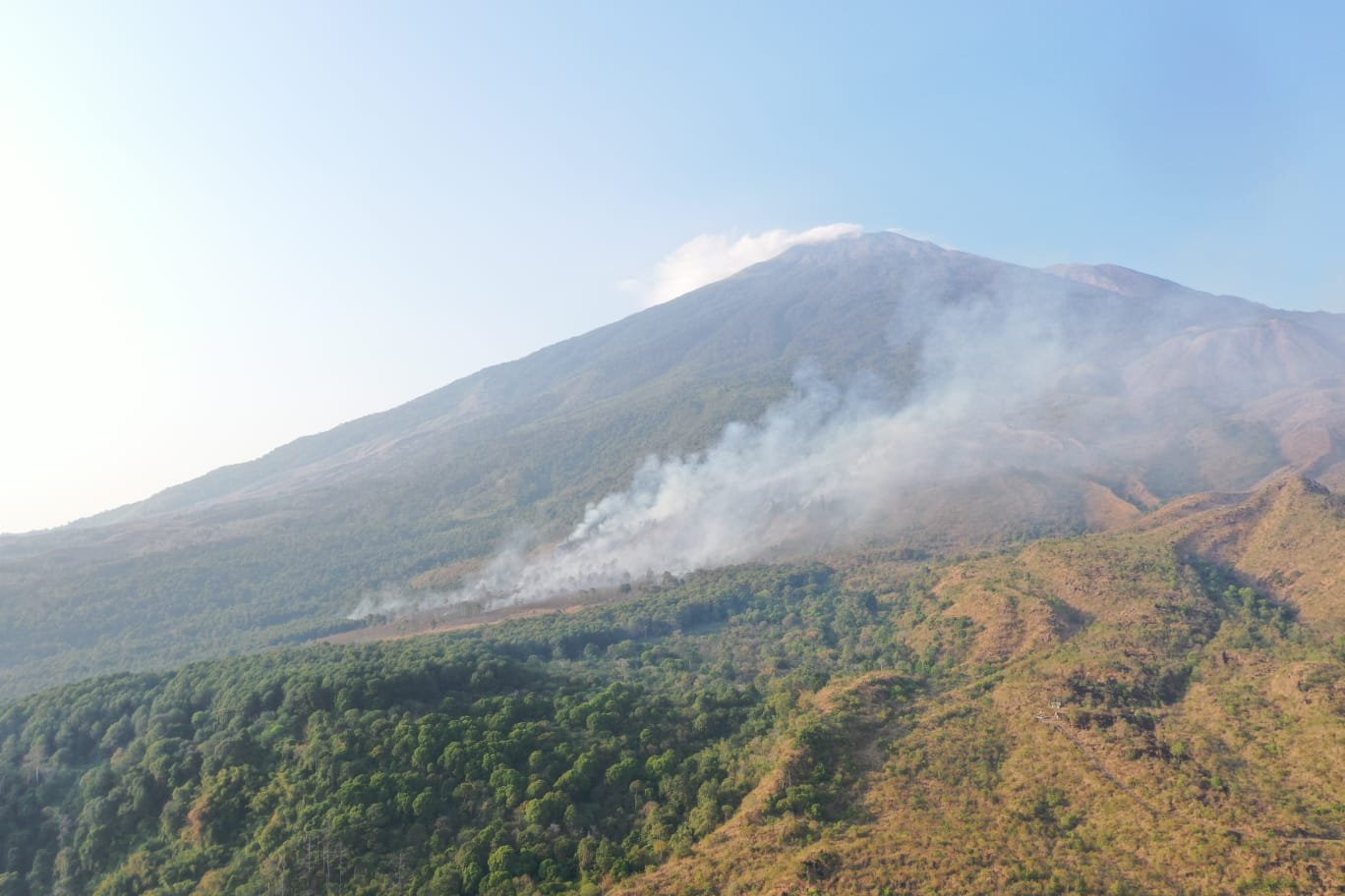 Karhutla Gunung Ciremai Masih Berlangsung, Petugas dan Warga Berupaya Cegah Api Meluas