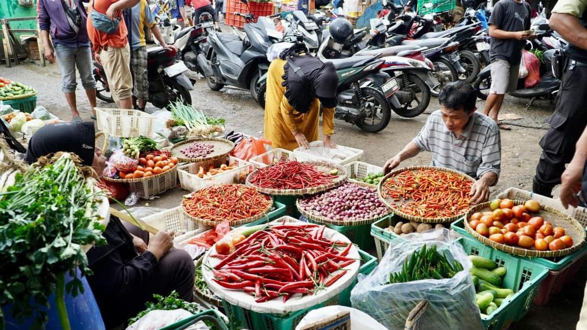 Simak daftar harga pangan terbaru dari PIHPS, mulai dari cabai, telur ayam, beras, daging, gula pasir hingga minyak goreng.