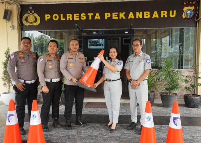 Dukung Pencegahan Kecelakaan, Jasa Raharja Riau Serahkan 40 Unit Traffic Cone kepada Polresta Pekanbaru