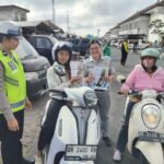Jasa Raharja Bagikan Helm dan Informasi Relaksasi PKB di Pasar Kayuambua