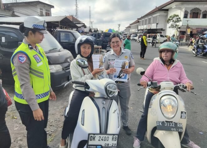 Jasa Raharja Bagikan Helm dan Informasi Relaksasi PKB di Pasar Kayuambua