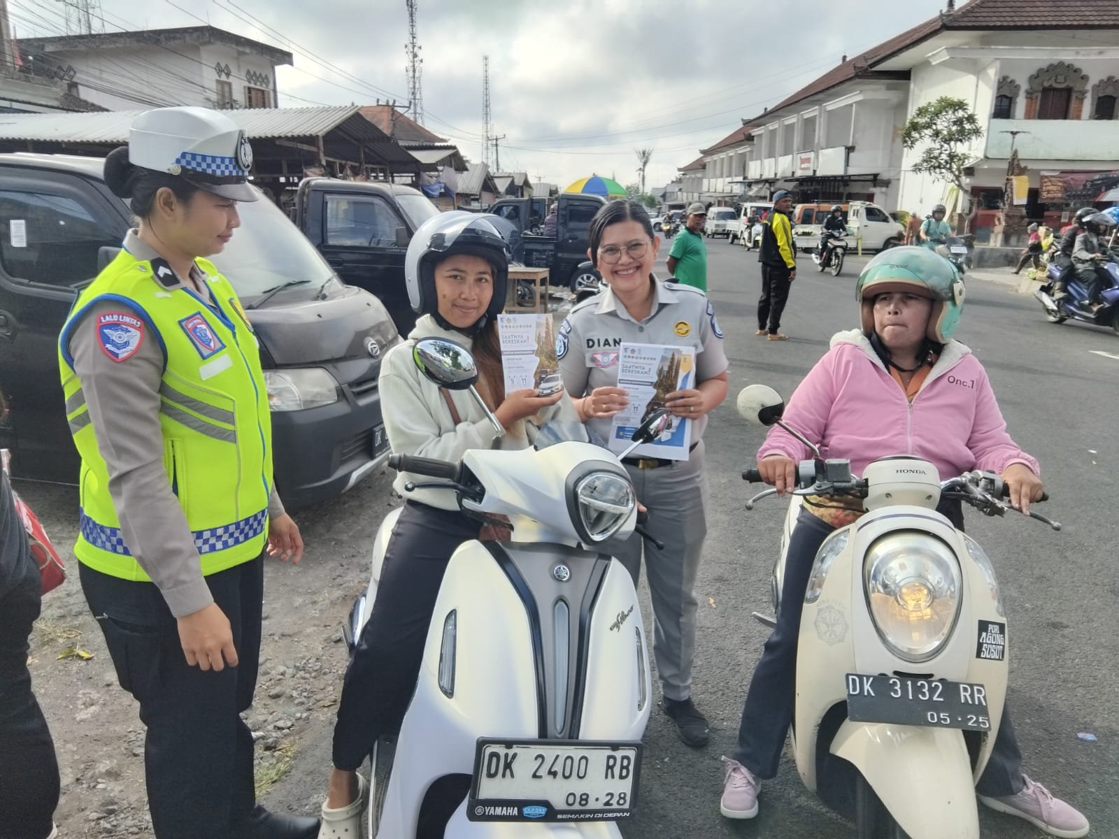 Jasa Raharja Bagikan Helm dan Informasi Relaksasi PKB di Pasar Kayuambua