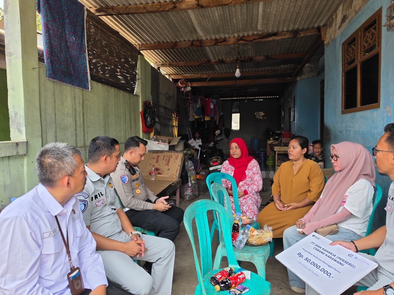 Jasa Raharja Serahkan Santunan kepada Tiga Ahli Waris Korban Laka Lantas Meninggal Dunia di Purwasari, Karawang