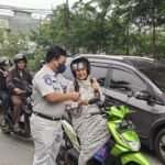 Kabut Asap Semakin Tebal, PT Jasa Raharja (Persero) Cabang Tanjungpinang Bagikan Masker Gratis di Traffic Light Bintan Center