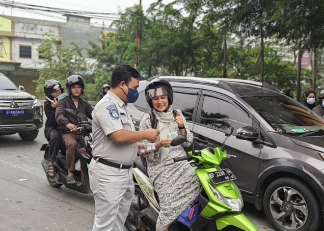 Kabut Asap Semakin Tebal, PT Jasa Raharja (Persero) Cabang Tanjungpinang Bagikan Masker Gratis di Traffic Light Bintan Center