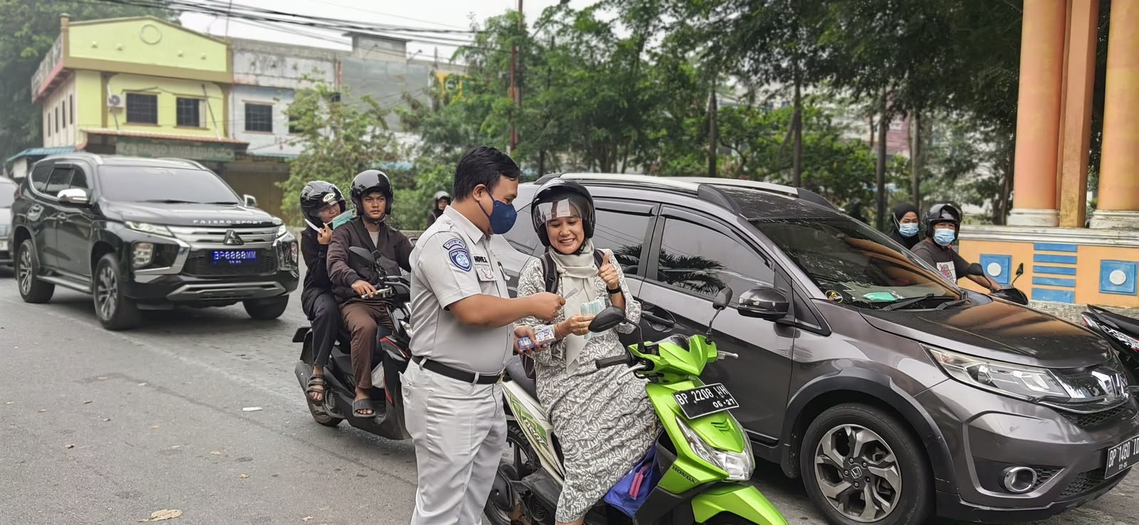 Kabut Asap Semakin Tebal, PT Jasa Raharja (Persero) Cabang Tanjungpinang Bagikan Masker Gratis di Traffic Light Bintan Center