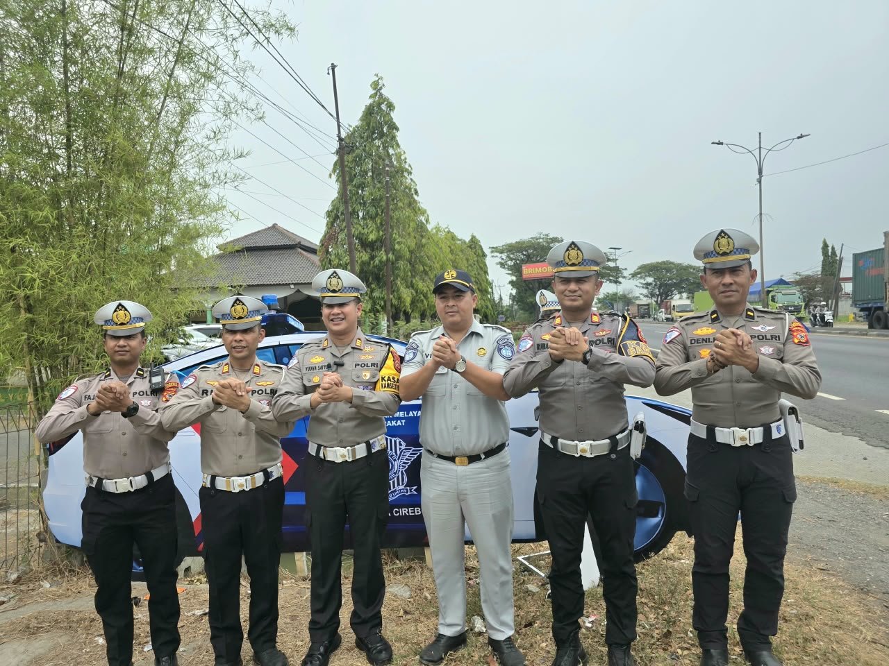 Tingkatkan Keselamatan Lalu Lintas, PT Jasa Raharja Cabang Cirebon Bersama Kasat Lantas Polresta Cirebon Pasang Replika Mobil PJR dan Patung Polisi di Titik Black Spot Kab Cirebon