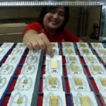 Harga Emas Antam Turun ke Rp2.564.000 per Gram, Buyback Jadi Rp2.379.000