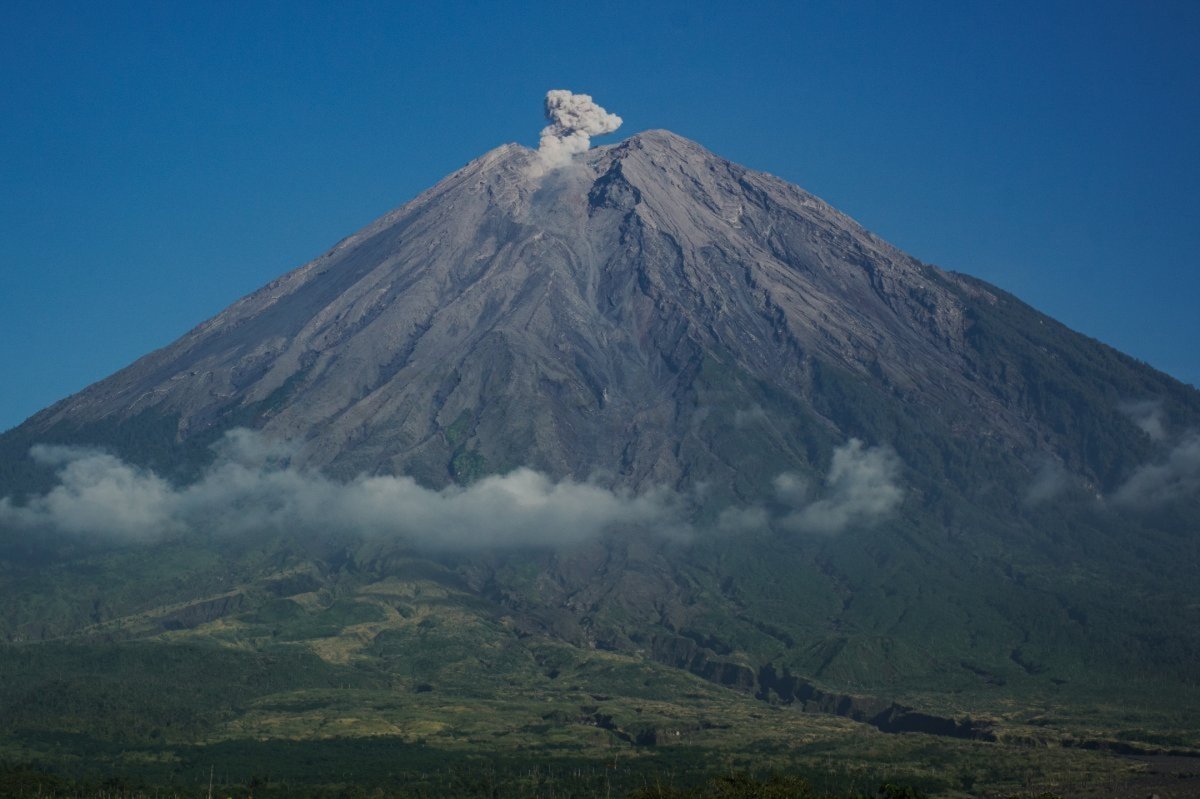 Gunung Semeru Erupsi, Status Masih Level III atau Siaga