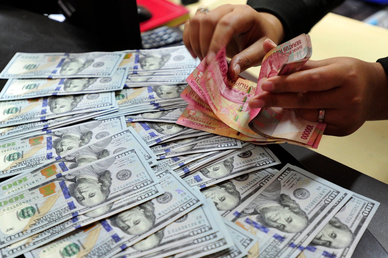 Rupiah Turun 35 Poin ke Rp17.938 per Dolar AS, Aksi Jual Investor Asing Berlanjut