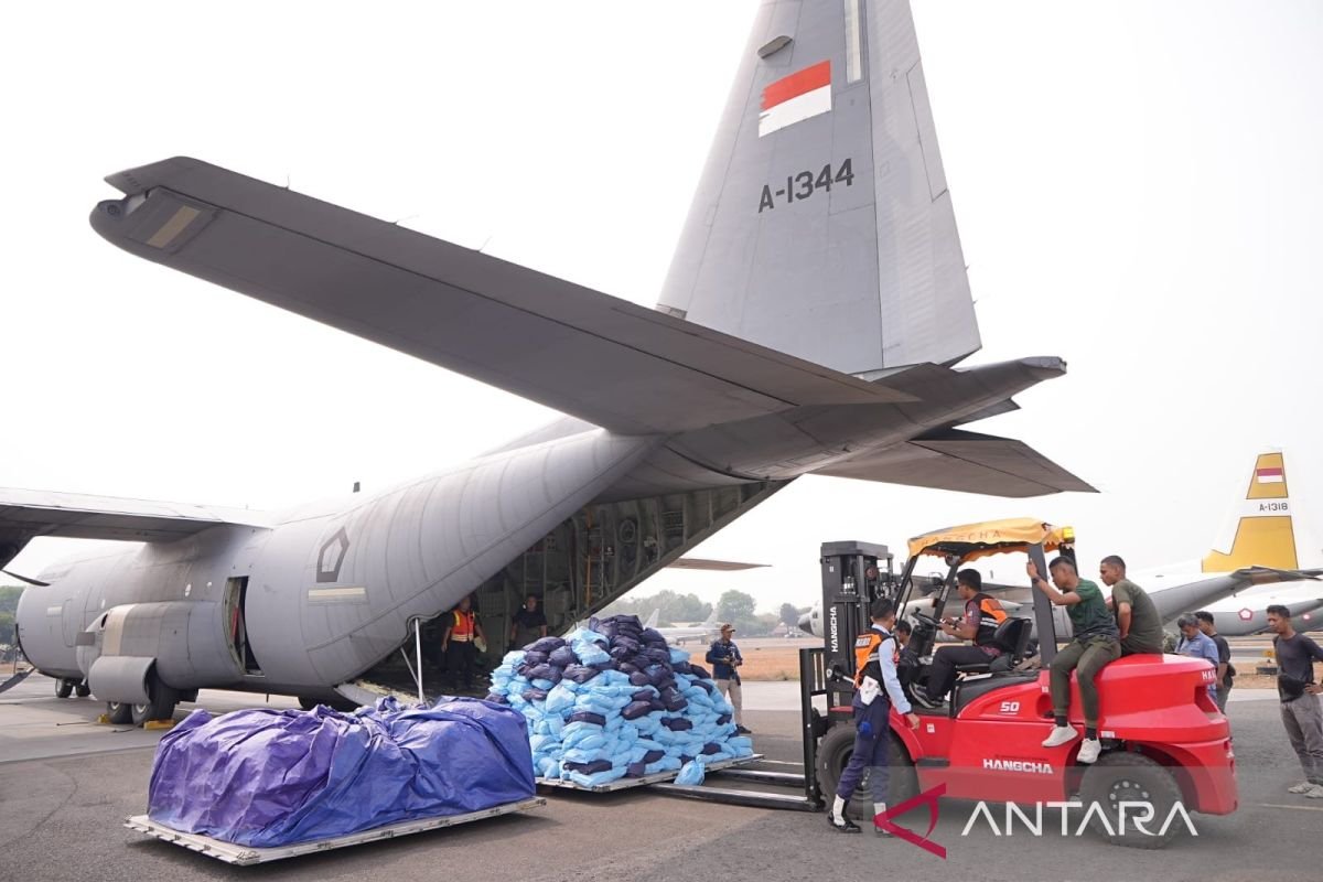 TNI AU Siagakan 11 Pesawat untuk Distribusi Bahan Modifikasi Cuaca dan Pemadaman Karhutla